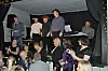 Roger Eiternes avsluttet showet med å presentere utøverne som er, foruten ham selv, Per Arne Eiternes, Jan Georg Holthe, Marius Eiternes og musiker Kurt Lundseng. Damene, fra venstre, Stine Heide, Lill Reppen, June Lian Dolmen, Hilde Iren Aune, Jorunn Eiternes Dolmen og Lisa Sømliøy. Roger takket også for den økonomiske støtten Gravvik ungdomslag hadde fått fra lokalt næringsliv for å kjøpe nye mikrofoner til sangerne.