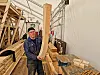 Her holder Leif Kåre Øren opp en rekkestøtte / rekkverkstolpe.
