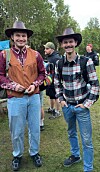 Truls Brevik og Marius Edvardsen var to av de ivrige deltakerne under helgens turnering. Cowboyantrekkene gikk heller ikke ubemerket hen.