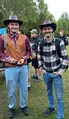 Truls Brevik og Marius Edvardsen var to av de ivrige deltakerne under helgens turnering. Cowboyantrekkene gikk heller ikke ubemerket hen.