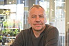 Terje Grande synes den nye beholderen er en god idé, men har ingen planer om å bygge om søppelskuret.