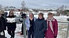 Kommunedirektør Camilla Vågan ankommer med gave til barnehagen, sammen med representanter og ansatte ved kommunehuset.