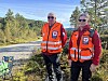 Ivar Karlsaune er en av jubilantene denne uken, her med Gry Hege Øiahals på oppdrag for Røde kors.
