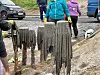 Håndklær og lignende dyppet i mørtel hengt til tørk over en form.