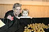 Nestleder i velforeningen Tone Sissel Wahl med barnebarnet Mia Kornelia Wahl.