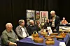 Konferansier Terje Sørvik slo av en prat med utstillerne.
