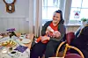 Her er mamma Evy-Line Waagø godt i gang med å mate lille Eldrid som kom til verden for kort tid siden.