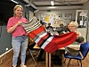 Eli Strøm og Torild Arnøy er blant de som bidrar til å montere sokken sammen.