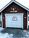 Plakaten om håp henger godt synlig på familien Eilertsens garasje.