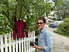 Anne Grethe Lind tar med seg de nye klærne ut for å ta bilder til facebook. - Det er viktig og ta fine bilder , sier hun.