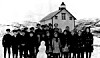 Et artig bilde fra Valøy skole i 1916, bakerst fra venstre: Lorents Holum, Asbjørn Hellesø, Jon Holum, 3 ukjente (muligens fra Fjukstad, Einar Storsul, Marius Olsen Buøy, Marianne Storsul), Ida Valø Myhre, Ester Gåsvær Larsen, Solveig Valøy Kjønsøy, Magnhild Valø Strand og Helga Breivik Finne. Foran fra venstre: Jan Hellesø, Aksel Hunnestad, Olav Valø, Fridvald Buøy, Arthur Grande, Gerhard Valø, Ivan Breivik, lærerinne Astrid Løset-Hunnestad, Rebekka Gåsvær Kvalø, Rakel Grande, Ebba Wigdahl Grande og Agnes Aune