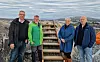 Dette er Nærøysund mest verdifulle trapp. Fra venstre varaordfører Terje Settenøy, trappebygger Ståle Øvereng, initativtaker Lise Marit Rødnes og trappebygger Arnt Myrvold.