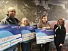 Halvor Mortensen fra Laugen UL, Åse Rørmark fra Lund Grendehus og Tobias Vikan fra Rørvik Idrettslag, sammen med banksjef Kristin Moe Fjær