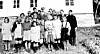 Et klassebilde av småskolen i Nærøy fra 1950, med lærer Sørmo og Sigrid Eidshaug. Kanskje er det noen som kjenner igjen elevene?