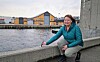 Museumsleder Nina Grindvik Sæternes viser frem der det engang har stått lykter.