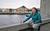 Museumsleder Nina Grindvik Sæternes viser frem der det engang har stått lykter.