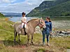 Leah Madelen Vikan Tømmerås fikk prøve seg på hesteryggen, mens Miriam Alsli ledet hesten.