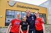 Håndballskole i SinkabergHansen Arena med Kolstads A-lag. Her er Andrine Pettersen, Tuva Forås og Mina Nygård sammen med landslagsprofil Magnus Gullerud.
