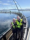 Ordfører Ole Annfinn Helmersen (til venstre) og fylkesordfører Thomas Iver Hallem besøkte Mowi-anlegget på Slokkholmen under fylkesordførerens besøk på Leka. Næringsutvikling, kraftbehov og framtidig elektrifisering av ferjesambandet var blant temaene som sto på dagsorden.