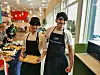 Abdul Qader Satouff Aldiab og Fouad Hussein Alghajar presenterer den syriske desserten Knafeh.