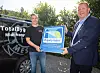 Bilder: Ordfører Amund Hellesø overrakte Miljøfyrtårnplaketten til daglig leder Jarle Strandvahl i Totalbygg Midt-Norge AS på vegne av stiftelsen Miljøfyrtårn.