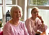 Disse glade damene tok turen til cafèen under nyåpninga.