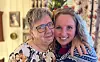 Lillian Alfrida Sagvik holder et godt tak rundt yngstedatteren Kristin. At hun er hjemme i førjulstida er ingen selvfølge. Kristin bor i USA og opplever den norske førjulstida for første gang på fem år.