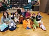 Noen av tilhørerne til lesestunden: Marla, Eva, Olea, Ludvig, Edvin, Bjørn Olav og Guro.