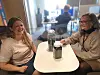 Viktig samarbeid mellom bank og privat næringsliv. Sunniva Nicolaisen og Kristin Moe Fjær. Mellom seg har de glass med plastkuler som er resirkulert.