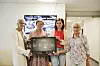 Jorun Bangstad fra Terråk pensjonistforening (t.v.) og Solbjørg Sagmo fra Bindalseidet pensjonistforening (t.h.) overrakte en KOMP-maskin til hjemmetjenesten i Bindal. Leder for hjemmetjenesten i Bindal, Anita Steffenakk Lund og avdelingsleder Maria Myrvang (i midten) var takknemlig for bidraget.