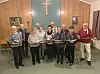 Familiemusikken har spredt sangglede i snart 40 år. Bak fra v. Tore Ramfjord, Jan Buknotten, Leif Skagemo og Karstein Myklebust. Foran fra v. Svanhild Sandnes, Inger Skagemo, Hanna Sørensen, Marit Stevik, Elna Ramfjord, Helga Buknotten og Ivar Karlsaune. Berit Karlsaune, Helene Moe, Randi Røvik og Margareth Skage var ikke til stede.