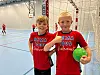 Even Moe Ramstad og Olav Nygård syntes det var stor stas å være med på håndballskole.