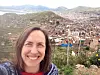 Her er sosiallærer ved Val vgs. Cathrine Sivertsen i byen Puno i Peru. Samme dag fikk hun og reisefølget hennes vite at landegrensene ble stengt. De måtte da i full fart komme seg til hovedstaden Lima med buss og fly. Hun sier at på dette bildet ante hun fred og ingen fare.