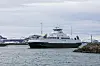 MF 'Heilhorn' kommer seilende stille inn havna på Holm.