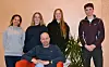 Johanna Petersen (bak fra venstre), Signe Sjaastad, Siril Juul og Mathias Christiansen er elevene som reiser sammen med lærer Håkon Valen.