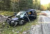 Bilen fikk en kraftig medfart hvor blant annet venstre forhjul gikk helt inn til førersete.