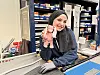 Butikkmedarbeider Zahraa Alsulaiman.