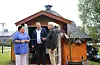 Hege Bakken, ordføreren og Finn Øseth står klare til å åpne den nye grillhytta i bakgården på Nærøy bo - og behandlingssenter.