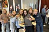 God stemning i køen til frokostbuffeten.