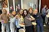 God stemning i køen til frokostbuffeten.