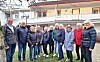 Fra venstre: Daglig leder i Nærøysund kommunale Boligutleie KF Roar Ulsund og styreleder Arne Johan Sørvik. Så kommer styret i Rørvik sanitetsforening fra venstre: Eva Heimsvik Anthonisen, Inger Westvik, Margith Solheim, Wenche Eriksen, Valborg Jakobsen, Bente Moe Forås, Janne Tørrum, Anny Kvalø, Agnes Nergård.