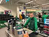Butikkmedarbeider Oliwer Czachura beskriver en utfordrende dag på jobb.