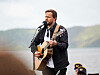 Adrian Jørgensen sang sin egen sang for kongeparet.