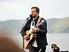 Adrian Jørgensen sang sin egen sang for kongeparet.