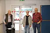 Ivar Helstad, datteren Fransvis Frendalsvik og Steinar Lande ber om at døra, som er en viktig rømningsvei, blir reparet snarest.