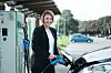 Elbilforeningens Christina Bu er fornøyd med at det bygges flere hurtigladere for elbil.