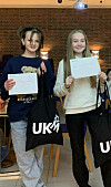 Maja Chawsta og Julie Vardehaug vant goodie-bags.
