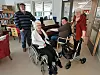 Terje Wennevik fra Kolvereid Mannskor og organist Fredrik Skreddernes sammen med beboerne Nelly Jensen (foran) og Eldrid Holum.