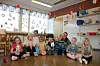 Både de ansatte og barna trives godt i Kjella barnehage. fra v. Mathilde Brattberg Holm, Olivia Rosenvinge Øvergård, Tina Kveinsjø, Helén Berg-Hansen, Wilhelm Haupt, Lukas Barhaug, Sara Vikan Vollan, Erik Skillingsås og Aurora Rosenvinge Øvergård.
