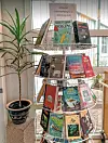 Bøker til både store og små møter en allerede i gangen på biblioteket.